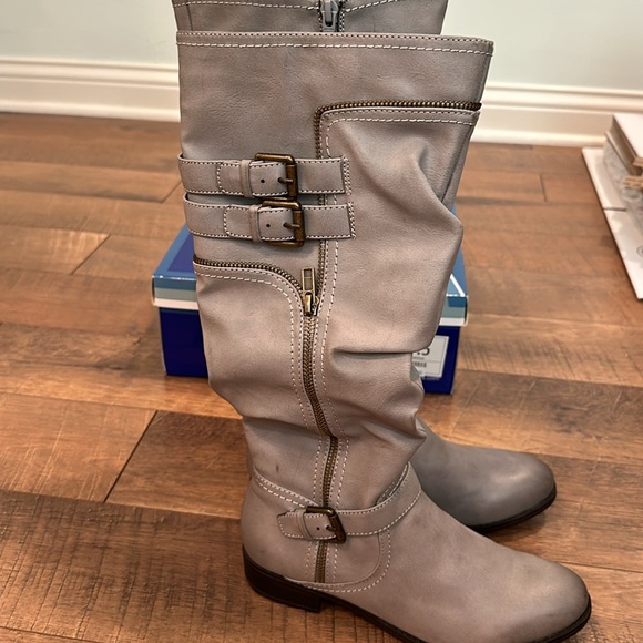 Tall Gray Boots with Zippers and Buckles - Picture 4 of 6